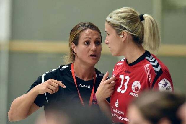 Tessa Bremmer (Trainerin HSG Bad Wildungen Vipers) und Laura Nicoleta Vasilescu (R) -- Handball --- 1. Bundesliga Frauen --- HSG Bad Wildungen Vipers vs Neckarsulmer Union --- 15.09.2018, Handball --- 1. Bundesliga Frauen --- HSG Bad Wildungen Vipers vs Neckarsulmer Sport-Union --- 15.09.2018 Bad Wildungen Copyright: xEIBNER RolandxSippelx EP_RSL