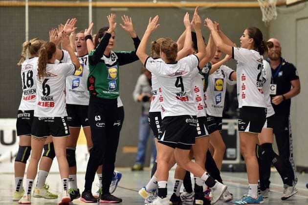 Kreis vor dem Spiel; Walerija Gorelowa (Torfrau Neckarsulmer Union) (M), Louisa Wolf (NR 4) -- Handball --- 1. Bundesliga Frauen --- HSG Bad Wildungen Vipers vs Neckarsulmer Sport-Union --- 15.09.2018, Handball --- 1. Bundesliga Frauen --- HSG Bad Wildungen Vipers vs Neckarsulmer Sport-Union --- 15.09.2018 Bad Wildungen Copyright: xEIBNER RolandxSippelx EP_RSL
