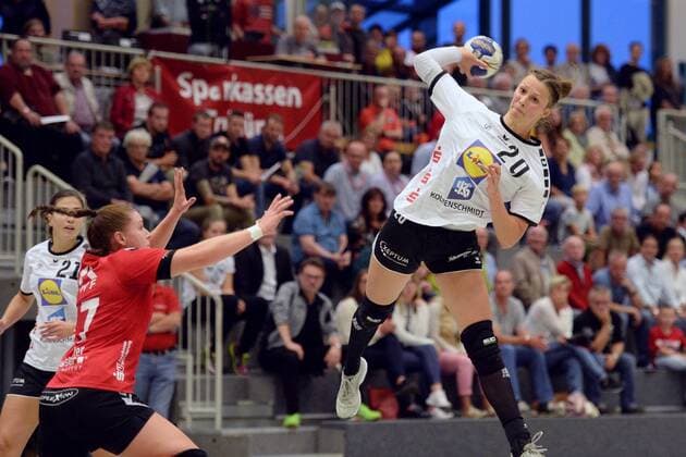 Nele Reimer (Neckarsulmer Union) beim Wurf; Sina Ritter (HSG Bad Wildungen Vipers) (L) -- Handball --- 1. Bundesliga Frauen --- HSG Bad Wildungen Vipers vs Neckarsulmer Sport-Union --- 15.09.2018, Handball --- 1. Bundesliga Frauen --- HSG Bad Wildungen Vipers vs Neckarsulmer Sport-Union --- 15.09.2018 Bad Wildungen Copyright: xEIBNER RolandxSippelx EP_RSL