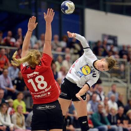 Nele Reimer (Neckarsulmer Union) beim Wurf; Romy Bachmann-Morf (HSG Bad Wildungen Vipers) -- Handball --- 1. Bundesliga Frauen --- HSG Bad Wildungen Vipers vs Neckarsulmer Sport-Union --- 15.09.2018, Handball --- 1. Bundesliga Frauen --- HSG Bad Wildungen Vipers vs Neckarsulmer Sport-Union --- 15.09.2018 Bad Wildungen Copyright: xEIBNER RolandxSippelx EP_RSL
