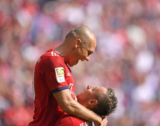 15.09.2018, Fussball 1. Bundesliga 2018 2019, 3. Spieltag, FC Bayern München - Bayer Leverkusen, in der Allianz-Arena München. Torjubel Arjen Robben (FC Bayern München) mit Rafinha (FC Bayern München). DFB and DFL regulations prohibit any use of photographs as image sequences and or quasi-video.