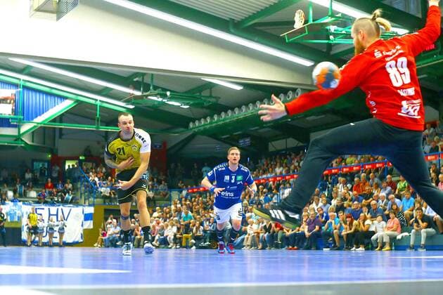 Per Siebenmeter überwindet Florian Billek (Coburg) Torhüter Vilius Rasimas (Aue) Handball 2.Liga 2018 19 EHV Aue - HSC 2000 Coburg 25:33 am 15.9.2018 EHV Aue - HSC 2000 Coburg