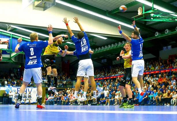 Torwurf von Anton Prakapenia (Coburg, 2.v.l.) ; weiter von links: Bengt Bornhorn (Aue) , Austis Tuminskis (Aue) , Markus Hagelin (Coburg) und Ladislav Brykner (Aue) Handball 2.Liga 2018 19 EHV Aue - HSC 2000 Coburg 25:33 am 15.9.2018 EHV Aue - HSC 2000 Coburg