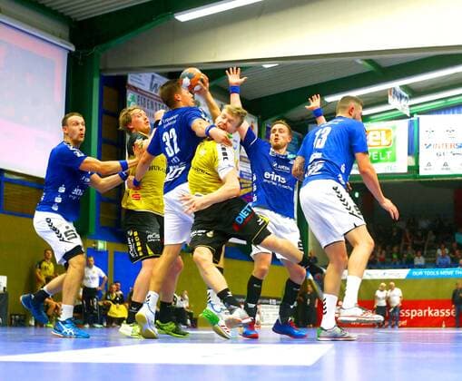Kevin Lux (Aue) stoppt hier Felix Sproß (Coburg) auf Kosten eines Siebenmeters Handball 2.Liga 2018 19 EHV Aue - HSC 2000 Coburg 25:33 am 15.9.2018 EHV Aue - HSC 2000 Coburg