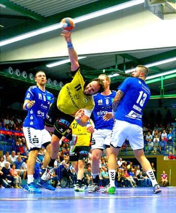 Torwurf von Sebastian Weber (Coburg) ; weiter von links: Kevin Roch (Aue) , Bengt Bornhorn (Aue) und Mindaugas Dumcius (Aue) Handball 2.Liga 2018 19 EHV Aue - HSC 2000 Coburg 25:33 am 15.9.2018 EHV Aue - HSC 2000 Coburg