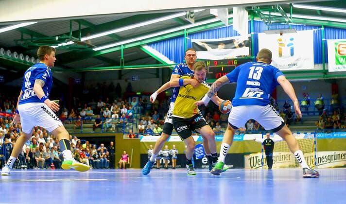 Pontus Zetterman (Coburg) wird von Kevin Roch (Aue) attackiert, links Kevin Lux (Aue) , rechts Mindaugas Dumcius (Aue) Handball 2.Liga 2018 19 EHV Aue - HSC 2000 Coburg 25:33 am 15.9.2018 EHV Aue - HSC 2000 Coburg
