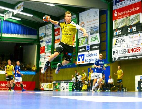 Torwurf von Felix Sproß (Coburg) Handball 2.Liga 2018 19 EHV Aue - HSC 2000 Coburg 25:33 am 15.9.2018 EHV Aue - HSC 2000 Coburg