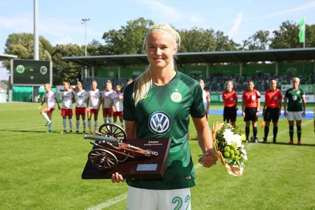 Sport Bilder des Tages Wolfsburg vs Frankfurt, 1. BL Frauen Wolfsburg, Deutschland 16.09.2018, FUßBALL - VfL Wolfsburg vs 1. FFC Frankfurt, 1. Allianz Bundesliga, Saison 2018-19. Bild zeigt: Kicker Torschützerin des Jahres Pernille Harder (VfL Wolfsburg) Wolfsburg