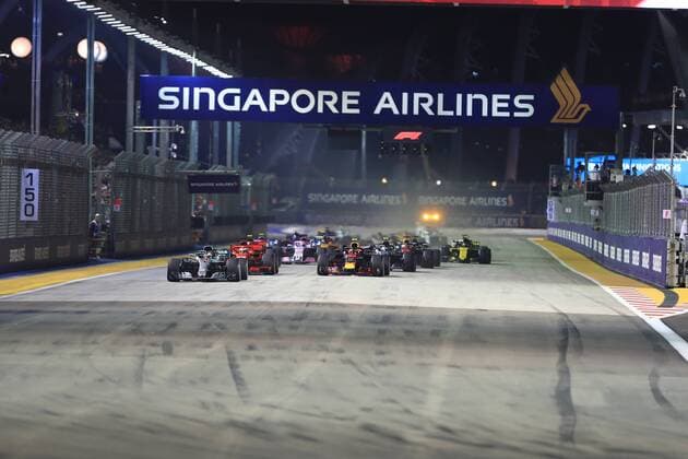 16th September 2018, Marina Bay Street Circuit, Singapore; Formula One Grand Prix of Singapore, race day; Mercedes AMG Petronas Motorsport, Lewis Hamilton leads into Turn 1  ActionPlus12063097 Octane