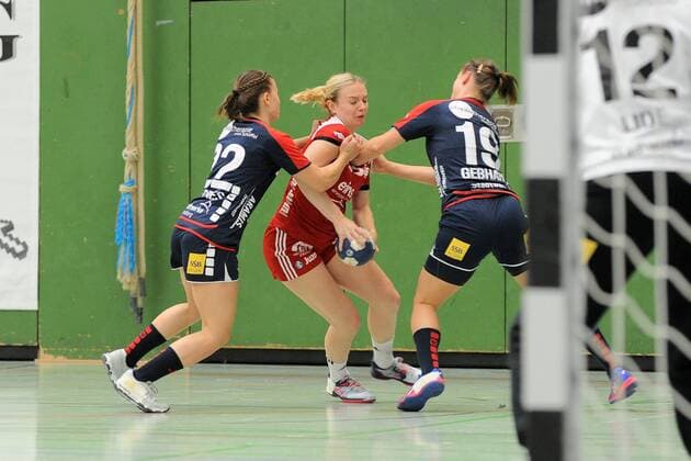 Julia Redder (BSV Sachsen Zwickau 55) gegen Lea Neubrander (SG H2Ku Herrenberg Kuties 18) und Lisa Gebhard (SG H2Ku Herrenberg Kuties 19) SG H2Ku Herrenberg, Handball, Ligaspiel, 16.08.2018, Foto:TBaur Eibner SG H2Ku Herrenberg Kuties vs. BSV Sachsen Zwickau Herrenberg Copyright: xToBaurx EibnerxPressefotox EP_TB