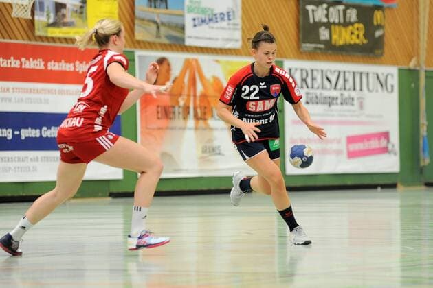 Marie-Christine Beddies (SG H2Ku Herrenberg Kuties 22) gegen Julia Redder (BSV Sachsen Zwickau 55) SG H2Ku Herrenberg, Handball, Ligaspiel, 16.08.2018, Foto:TBaur Eibner SG H2Ku Herrenberg Kuties vs. BSV Sachsen Zwickau Herrenberg Copyright: xToBaurx EibnerxPressefotox EP_TB