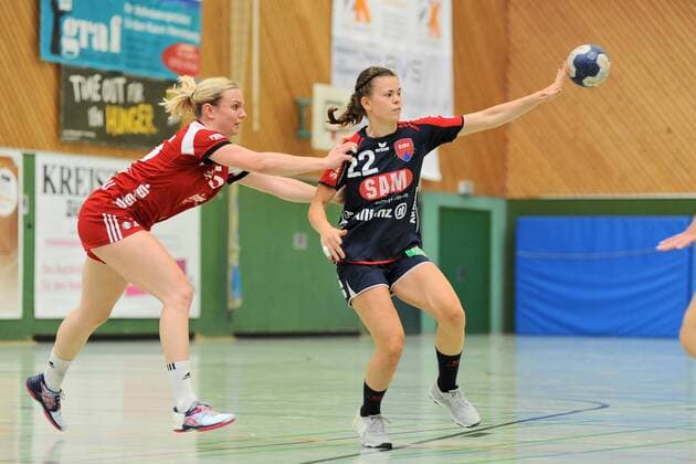Marie-Christine Beddies (SG H2Ku Herrenberg Kuties 22) gegen Julia Redder (BSV Sachsen Zwickau 55) SG H2Ku Herrenberg, Handball, Ligaspiel, 16.08.2018, Foto:TBaur Eibner SG H2Ku Herrenberg Kuties vs. BSV Sachsen Zwickau Herrenberg Copyright: xToBaurx EibnerxPressefotox EP_TB