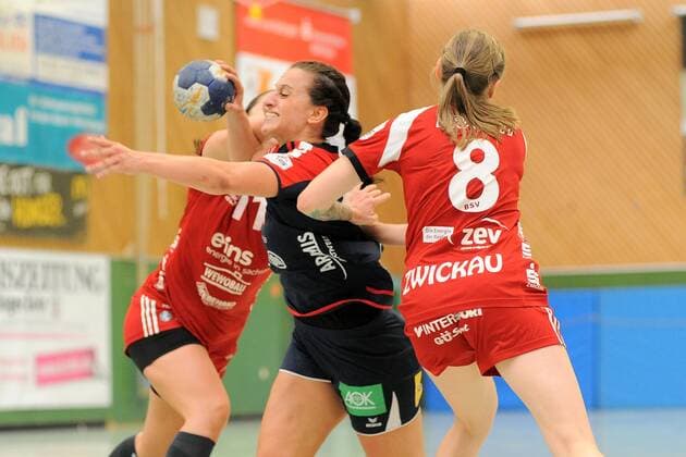 Carolin Tuc (SG H2Ku Herrenberg Kuties 7) gegen Katarina Pavloic (BSV Sachsen Zwickau 11) und Fabienne Kracht (BSV Sachsen Zwickau 8) SG H2Ku Herrenberg, Handball, Ligaspiel, 16.08.2018, Foto:TBaur Eibner SG H2Ku Herrenberg Kuties vs. BSV Sachsen Zwickau Herrenberg Copyright: xToBaurx EibnerxPressefotox EP_TB