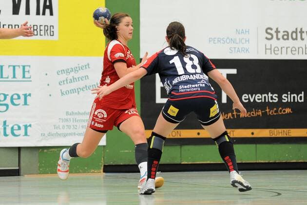 Katarina Pavloic (BSV Sachsen Zwickau 11) gegen Stefanie Hopp (BSV Sachsen Zwickau 18) SG H2Ku Herrenberg, Handball, Ligaspiel, 16.08.2018, Foto:TBaur Eibner SG H2Ku Herrenberg Kuties vs. BSV Sachsen Zwickau Herrenberg Copyright: xToBaurx EibnerxPressefotox EP_TB