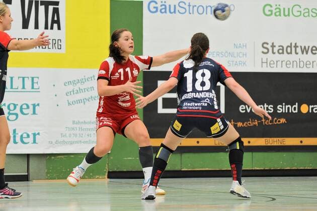Katarina Pavloic (BSV Sachsen Zwickau 11) gegen Lea Neubrander (SG H2Ku Herrenberg Kuties 18) SG H2Ku Herrenberg, Handball, Ligaspiel, 16.08.2018, Foto:TBaur Eibner SG H2Ku Herrenberg Kuties vs. BSV Sachsen Zwickau Herrenberg Copyright: xToBaurx EibnerxPressefotox EP_TB