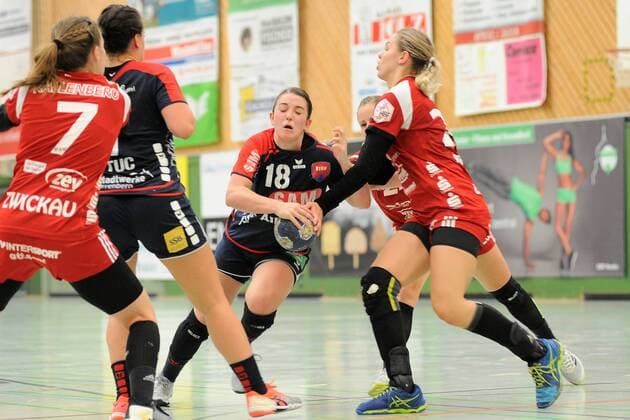 Lea Neubrander (SG H2Ku Herrenberg Kuties 18) gegen Petra Nagy (BSV Sachsen Zwickau 20) SG H2Ku Herrenberg, Handball, Ligaspiel, 16.08.2018, Foto:TBaur Eibner SG H2Ku Herrenberg Kuties vs. BSV Sachsen Zwickau Herrenberg Copyright: xToBaurx EibnerxPressefotox EP_TB