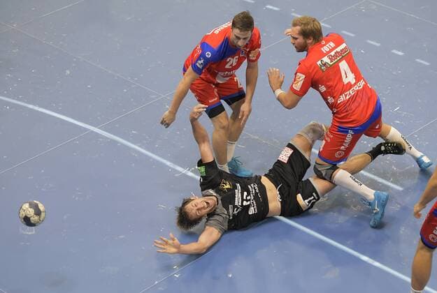 16.09.2018, Handball 2. Bundesliga, HC Elbflorenz Dresden - HBW Balingen-Weilstetten, Dresdens Norman Flödl wird von Balingens Lukas Saueressig und 4 Christoph Foth gefoult, c
