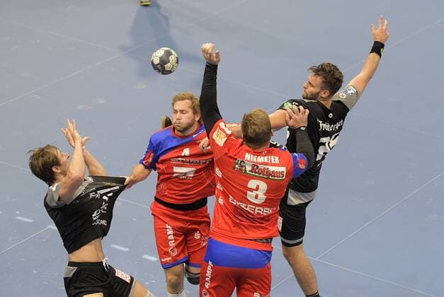 16.09.2018, Handball 2. Bundesliga, HC Elbflorenz Dresden - HBW Balingen-Weilstetten, Dresdens Sebastian Gress, re., spielt auf Dresdens Norman Flödl, in der Mitte 4 Balingens Christoph Foth und 3 Balingens Marcel Niemeyer, c