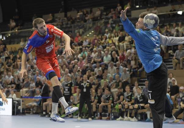 16.09.2018, Handball 2. Bundesliga, HC Elbflorenz Dresden - HBW Balingen-Weilstetten, Balingens Gregor Thomann erfolgreich gegen Dresdens Torwart Hendrik Halfmann, c