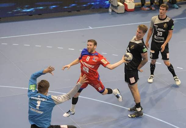 16.09.2018, Handball 2. Bundesliga, HC Elbflorenz Dresden - HBW Balingen-Weilstetten, Balingens Gregor Thomann erfolgreich gegen Dresdens Torwart Hendrik Halfmann, re. Dresdens Nils Holger Kretschmer und Dresdens Adrian Kammlodt, c