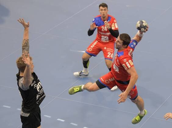 16.09.2018, Handball 2. Bundesliga, HC Elbflorenz Dresden - HBW Balingen-Weilstetten, Balingens Martin Strobel gegen Dresdens Nils Holger Kretschmer, c