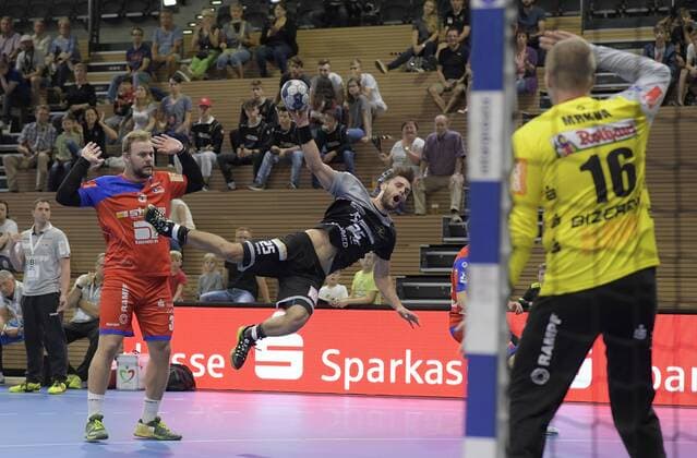 16.09.2018, Handball 2. Bundesliga, HC Elbflorenz Dresden - HBW Balingen-Weilstetten, Dresdens Sebastian Gress gegen Balingens Torwart Tomas Mrkva, c