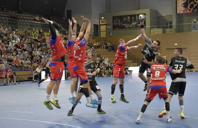 16.09.2018, Handball 2. Bundesliga, HC Elbflorenz Dresden - HBW Balingen-Weilstetten, Dresdens Sebastian Gress wirft, l c