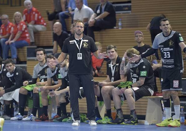 16.09.2018, Handball 2. Bundesliga, HC Elbflorenz Dresden - HBW Balingen-Weilstetten, Dresdens Trainer Christian Pöhler, re. Dresdens Roman Becvar, c