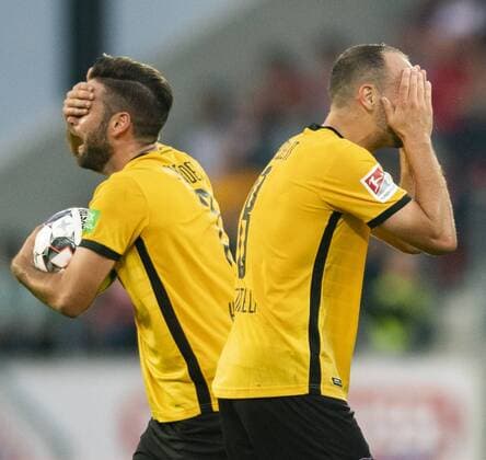 Sport Themen der Woche KW37 Fußball, 2. Bundesliga, Saison 2018 2019, 5. Spieltag, SSV Jahn Regensburg - SG Dynamo Dresden, Freitag (14.09.2018), Continental Arena, Regensburg. Dynamos Niklas Kreuzer (li.) und Rico Benatelli. *** Football 2 Bundesliga Season 2018 2019 5 Round SSV Jahn Regensburg SG Dynamo Dresden Friday 14 09 2018 Continental Arena Regensburg Dynamos Niklas Kreuzer left and Rico Benatelli RM001