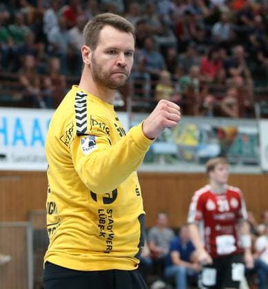 v.li.: Dennis Klockmann (VfL Lübeck-Schwartau) jubelt, DKB 2. Handball-Bundesliga, DJK Rimpar Wölfe - VfL Lübeck-Schwartau,