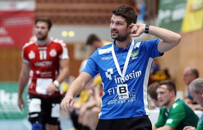 v.li.: Trainer Dr. Matthias Obinger (DJK Rimpar Wölfe) nachdenklich schauend, DKB 2. Handball-Bundesliga, DJK Rimpar Wölfe - VfL Lübeck-Schwartau,