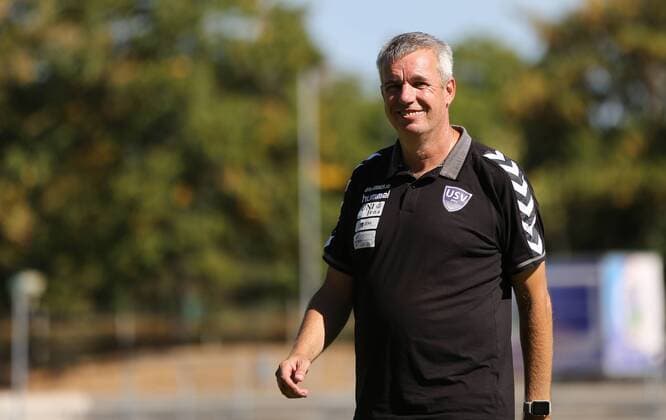 16.09.2018, xcex Deutschland, Frankfurt, Fussball, Frauenfussball Zweite Frauen-Bundesliga Saison 2018 2019 1. FFC Frankfurt II gegen FF USV Jena Trainer Steffen Beck (USV)