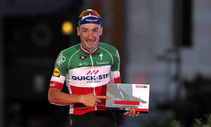 Italian rider Elia Viviani of the Quick-Step Floors team celebrates on the podium after winning the 21st stage of La Vuelta cycling race over 112km between Alcorcon and Madrid, Spain, 16 September 2018. La Vuelta 2018 - 21st stage !ACHTUNG: NUR REDAKTIONELLE NUTZUNG!  Copyright: xMANUELxBRUQUEx GRAF4366 20180916-636727330348601099