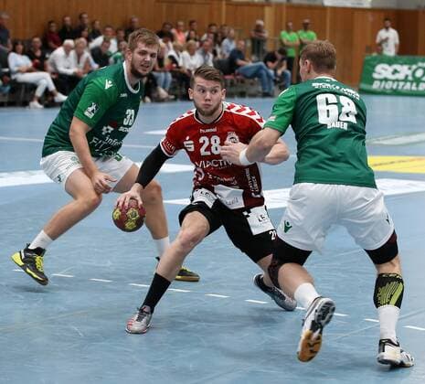v.li.: Michael Schulz (DJK Rimpar Wölfe), Tim Claasen (VfL Lübeck-Schwartau), Julian Sauer (DJK Rimpar Wölfe), DKB 2. Handball-Bundesliga, DJK Rimpar Wölfe - VfL Lübeck-Schwartau,