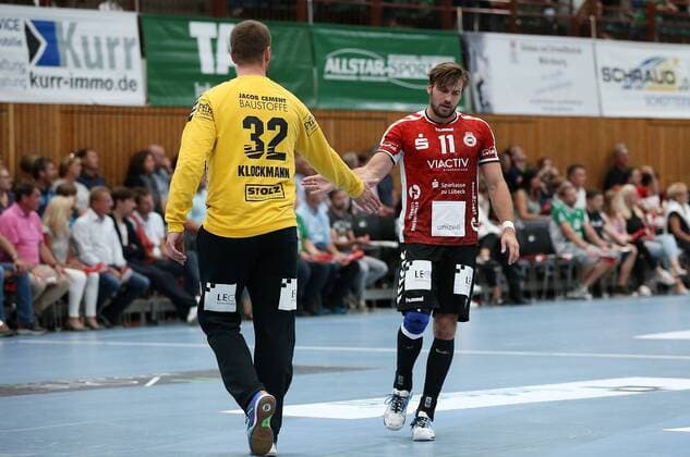 v.li.: Dennis Klockmann (VfL Lübeck-Schwartau) klatscht mit Markus Hansen (VfL Lübeck-Schwartau) ab, DKB 2. Handball-Bundesliga, DJK Rimpar Wölfe - VfL Lübeck-Schwartau,