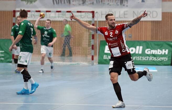 v.li.: Steffen Kaufmann (DJK Rimpar Wölfe), Patrick Schmidt (DJK Rimpar Wölfe), Fin Backs (DJK Rimpar Wölfe), Thees Glabisch (VfL Lübeck-Schwartau) jubelt, DKB 2. Handball-Bundesliga, DJK Rimpar Wölfe - VfL Lübeck-Schwartau,