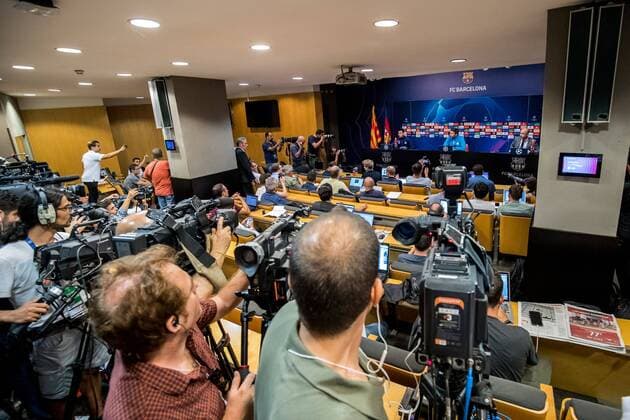 BARCELONA - press conference PK Pressekonferenz PSV in Barcelona , Football , Season 2018 2019 , Champions League , Camp Nou , 17-09-2018 , A full press conference room for Mark van Bommel trainer coach of PSV and Hirving Lozano -  x2472704x