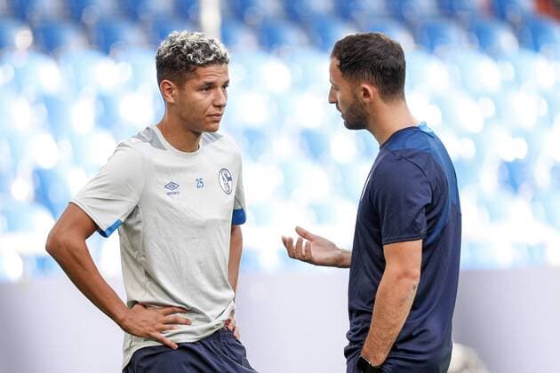 Sport Bilder des Tages 17.09.2018, Fussball, Saison 2018 2019, Champions League, Abschlusstraining - FC Schalke 04 v. l. Amine Harit (FC Schalke 04), Cheftrainer Domenico TEDESCO (FC Schalke 04) Gelsenkirchen Veltins Arena NRW Deutschland
