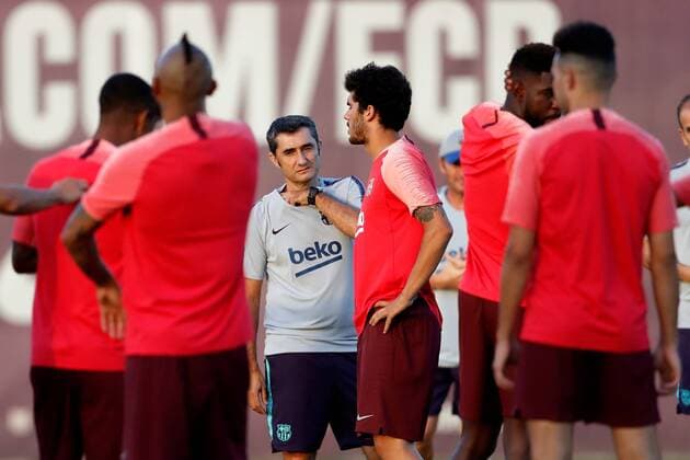 FC Barcelona Barca s head coach Ernesto Valverde (C) participates in a training session of the team before the first round of the UEFA Champions League, in which PSV Eindhoven and FC Barcelona will play at the Camp Nou stadium, in Barcelona, Catalonia, Spain, 17 September 2018. FC Barcelona s training session !ACHTUNG: NUR REDAKTIONELLE NUTZUNG!  Copyright: xEnricxFontcubertax SJD02 20180917-636728121558750785