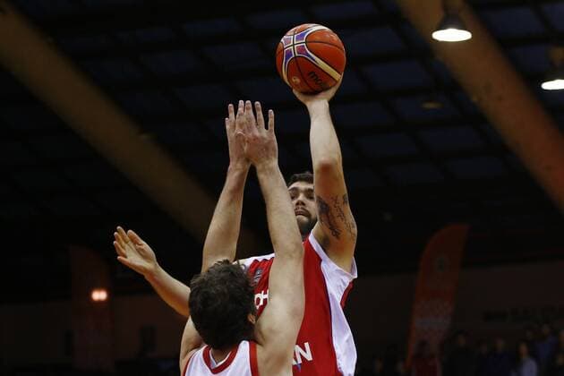 Chilean Manuel Suarez (R) in action against Canadian Kyle Landry during the World Cup China 2019 qualifier between Chile and Canada at the Antonio Azurmendi Riveros Coliseum, in Valdivia, Chile, 17 September 2018. Chile vs. Canada !ACHTUNG: NUR REDAKTIONELLE NUTZUNG!  Copyright: xJavierxValdesxLarrondox VAL104 20180918-636728317301963492