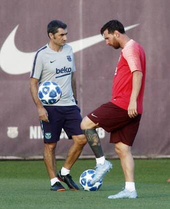 Entrenamiento del Barcelona. En la imagen, Valverde y Messi. Barcelona practice. In this picture, Valverde and Messi. 