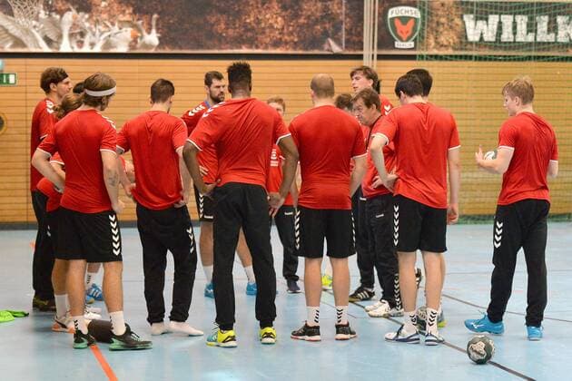 Handball, Herren, 1. Bundesliga, Saison 2018 19, Training Füchse Berlin, Cheftrainer Velimir Petkovic (Füchse Berlin) spricht nach dem Training mit der Mannschaft, 18.09.18, Copyright: xMichaelxHundtx xMatthiasxKochx