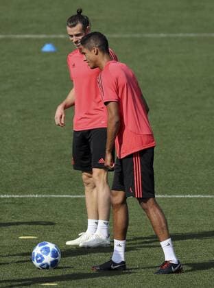 Real Madrid s players Welsh Gareth Bale and French Raphael Varane attend the team s training session at Valdebebas city in Madrid, Spain, 18 September 2018. Real Madrid will be facing Roma in a Champions League match next 19 September 2018. Real Madrid training session !ACHTUNG: NUR REDAKTIONELLE NUTZUNG!  Copyright: xBALLESTEROSx GRAF5230 20180918-636728696518775832