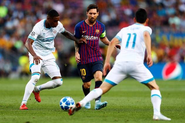 FC Barcelona Barca s Argentinian striker Lionel Messi (C) and PSV Eindhoven s Dutch midfielder Pablo Rosario (L) and Mexican striker Hirving Lozano vie for the ball during the first UEFA Champions League group B match between FC Barcelona and PSV Eindhoven, at the Camp Nou stadium, in Barcelona, Catalonia, Spain, 18 September 2018. FC Barcelona vs. PSV Eindhoven !ACHTUNG: NUR REDAKTIONELLE NUTZUNG!  Copyright: xAlejandroxGarciax BCN02 20180918-636728961471991814
