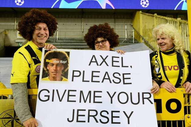 Sport Bilder des Tages Bruegge, Belgien, 18.09.2018, UEFA Champions League - 2018 19 Season, Vorrunde, Gruppenphase - Gruppe A - 1. Spieltag, Club Bruegge - BV Borussia Dortmund, Fans von Axel Witsel (BVB) ( DeFodi001