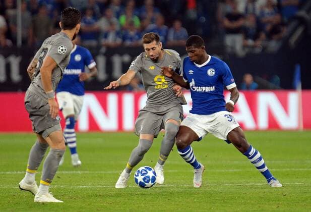 18.09.2018, xovx, Fussball UEFA Champions League, FC Schalke 04 - FC Porto emspor, v.l. Alex Telles (FC Porto), Hector Herrera (FC Porto), Breel Embolo (FC Schalke 04), Aktion . (DFL DFB REGULATIONS PROHIBIT ANY USE OF PHOTOGRAPHS as IMAGE SEQUENCES and or QUASI-VIDEO) Gelsenkirchen
