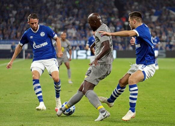 18.09.2018, xovx, Fussball UEFA Champions League, FC Schalke 04 - FC Porto emspor, v.l. Mark Uth (FC Schalke 04), Danilo Pereira (FC Porto), Suat Serdar (FC Schalke 04), Aktion . (DFL DFB REGULATIONS PROHIBIT ANY USE OF PHOTOGRAPHS as IMAGE SEQUENCES and or QUASI-VIDEO) Gelsenkirchen