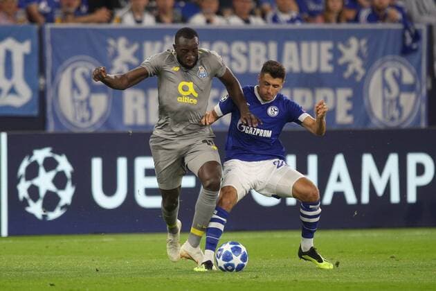 18.09.2018, Fussball, Saison 2018 2019, Champions League, 1. Spieltag - FC Schalke 04 - FC Porto v. l. Moussa Marega (FC Porto), Alessandro Schöpf (FC Schalke 04) Gelsenkirchen Veltins Arena NRW Deutschland