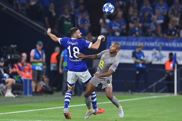Fußball Champions League Gruppenphase 1. Spieltag FC Schalke 04 - FC Porto am 18.09.2018 in der Veltins Arena in Gelsenkirchen Daniel Caligiuri ( Schalke ), links - Yacine Brahimi ( Porto ), rechts DFL Regulations prohibit any use of photographs as image sequences and or quasi video.
