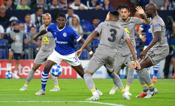 Fussball, UEFA Champions League, Herren, Saison 2018 2019, Gruppe D, 1. Spieltag, VELTINS Arena Gelsenkirchen: FC Schalke 04, S04 (blau) - FC Porto (grau); Breel Embolo (S04), Eder Militao (FCP). Aktion UEFA REGULATIONS PROHIBIT ANY USE OF PHOTOGRAPHS AS IMAGE SEQUENCES AND OR QUASI-VIDEO.